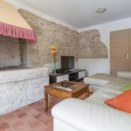 Ferienhaus 3 Bedroom Awesome Home In Orbanici *