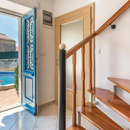 3 Bedroom Awesome Home In Orbanici * Orbanici