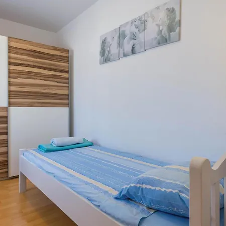 3 Bedroom Awesome Home In Orbanici Holiday home